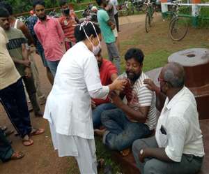 दुर्घटनस्थल पर रोते-बिलखते मृत युवकों के परिजन। जागरण