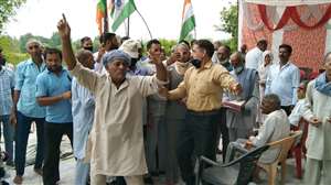 पश्चिमी पाकिस्तानी रिफ्यूजी लोगों ने मढ़ के चक जाफर में जश्न मनाया।