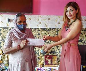 ग्राफिक एरा एजुकेशनल ग्रुप की वरिष्ठ पदाधिकारी राखी घनशाला ने वंदना कटारिया की मां स्वर्ण देवी को चेक भेंट किया।