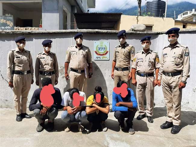 हाथीथान में तीन तस्करों से पुलिस ने 52 ग्राम हेरोइन बरामद कर चारों को गिरफ्तार कर लिया है।