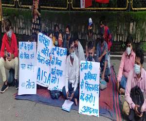 झारखंड राजभवन के समक्ष धरने पर बैठे छात्र। जागरण