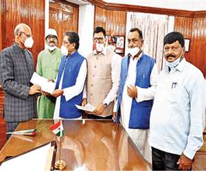 राज्यपाल रमेश बैस को ज्ञापन सौंपते पिछड़ा वर्ग संघर्ष मोर्चा के लोग। जागरण