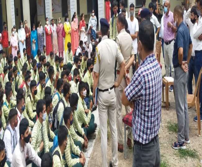 शापिंग माल व पार्किंग का विरोध करने वाले छात्रों को समझाते पुलिस अधिकारी व जवान। जागरण