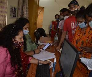 नगर निगम में युवाओं को वैक्सीन लगना शुरु हुई। जिसके बाद वैक्सीन के लिए रजिस्ट्रेशन कराते युवा। जागरण