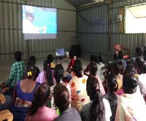 निक्की के परिवार के साथ पूरा गांव देख रहा भारतीय महिला हॉकी टीम का मैच। जागरण