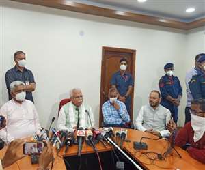 रोहतक के सर्किट हाउस में पत्रकारों से बात करते सीएम मनोहर लाल।