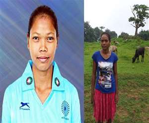 सलीमा टेटे की बहन महिमा चरा रही गाय। जागरण