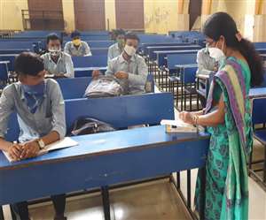 रांची जिला स्&zwj;कूल में कक्षा के अंदर मौजूद छात्र व शिक्षिका। जागरण