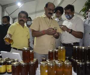 सर्किट हाउस में राजकीय उद्यान विभाग की ओर से लगाए गए उत्पादों का अवलोकन करते कृषि मंत्री सुबोध उनियाल। जागरण