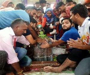 बागपत के पुरा महादेव मंदिर में शुक्रवार को दिनभर बोलबम से गुंजयमान रहा।