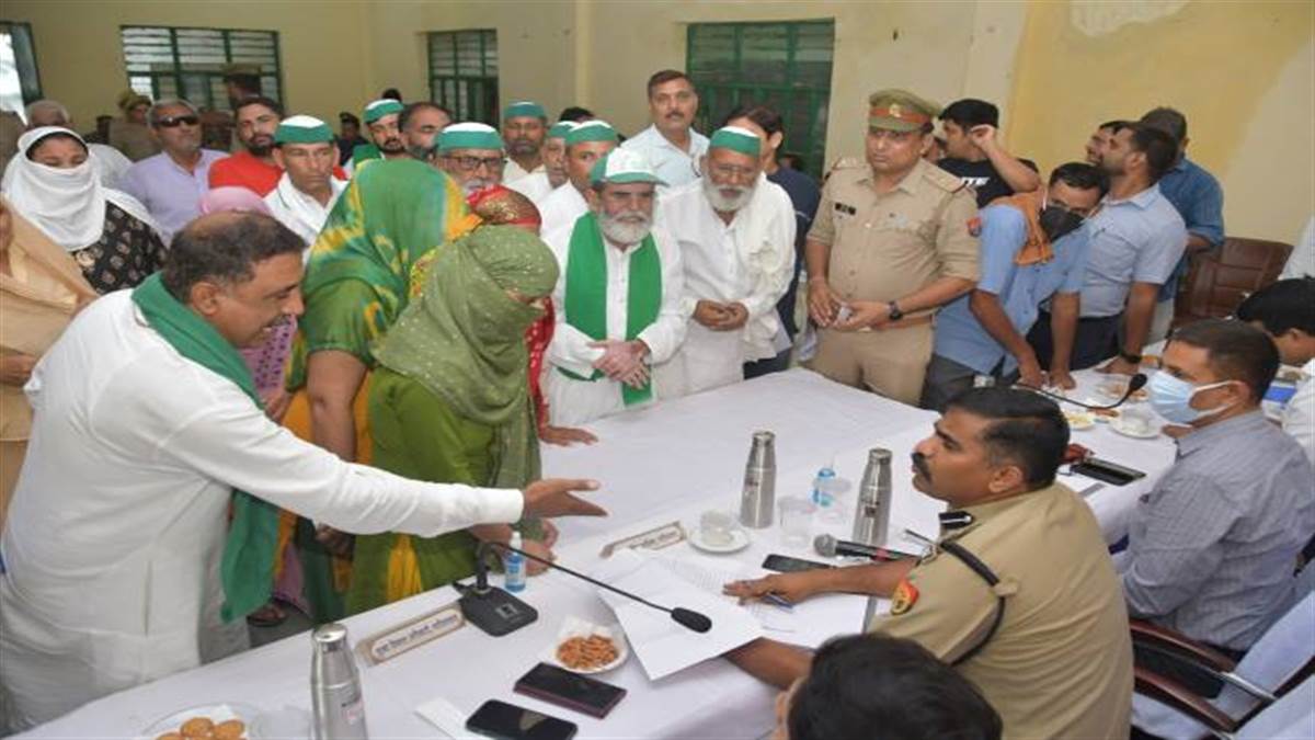 डीएम-एसएसपी के सामने हंगामा, अपशब्द कहे