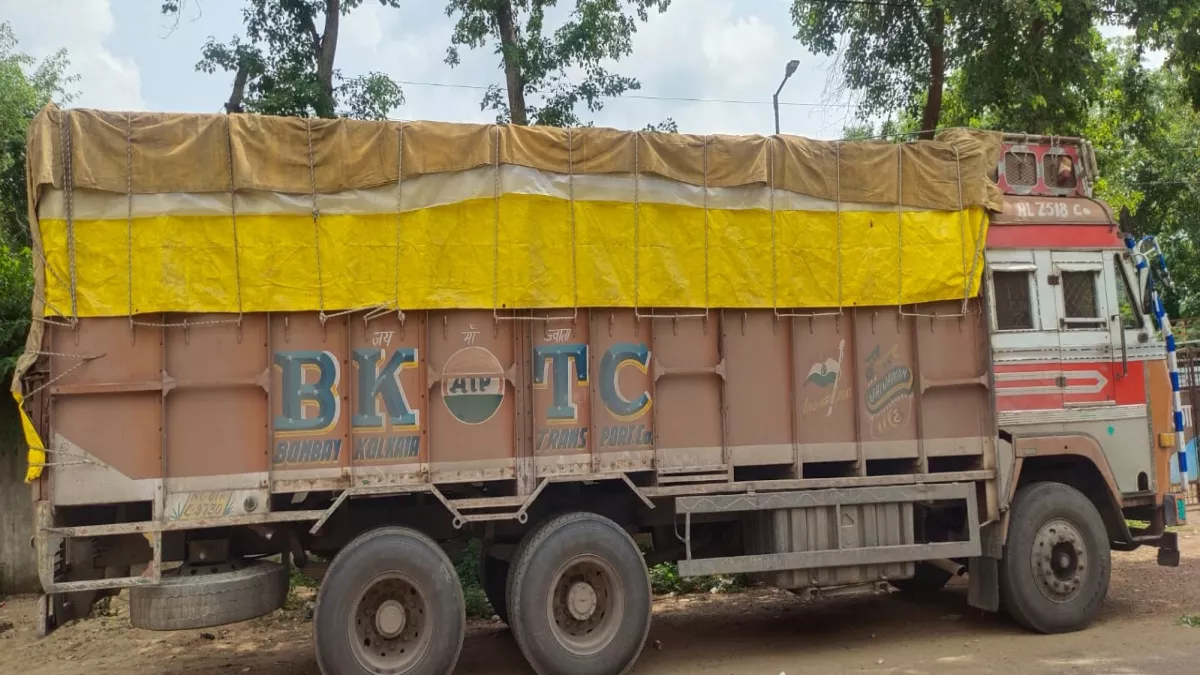 बरलंगा में असम जा रहे अवैध गुटखा लदा ट्रक जब्त