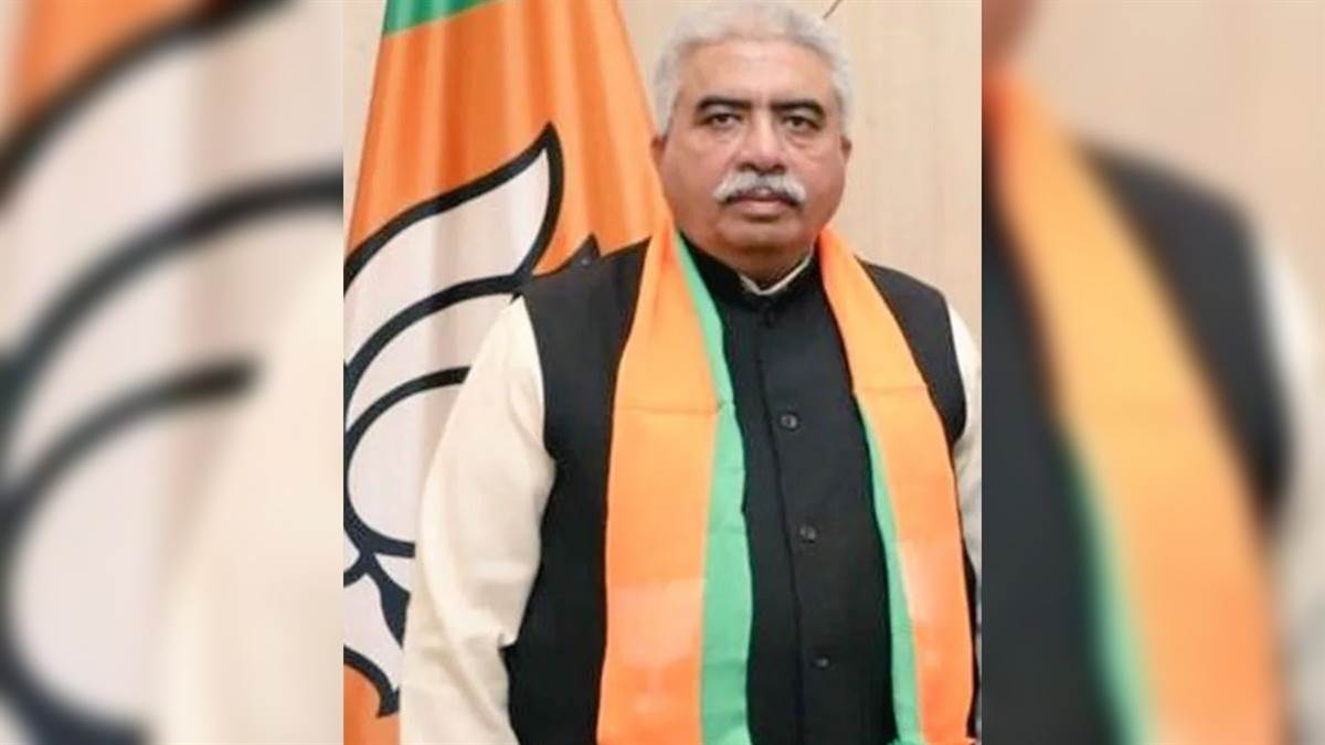 फैसला आते ही चले गए एमएसएमई मंत्री Rakesh Sachan, कोर्ट कर्मी ने दी