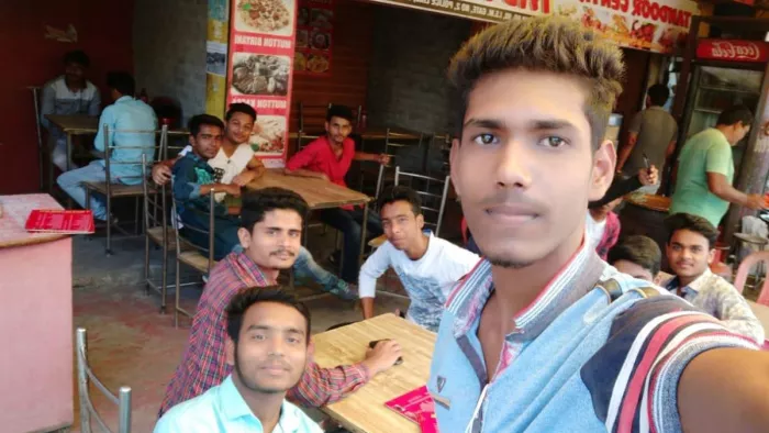 दुकानें तो अपने नियत स्थल पर हैं, लेकिन इनके मालिकों का कोई अता-पता नहीं है।