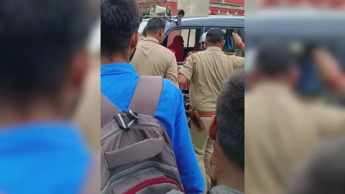Azamgarh News: सड़क पर बाइक खड़ी करने पर पुलिस इंस्पेक्टर ने छात्रनेता
