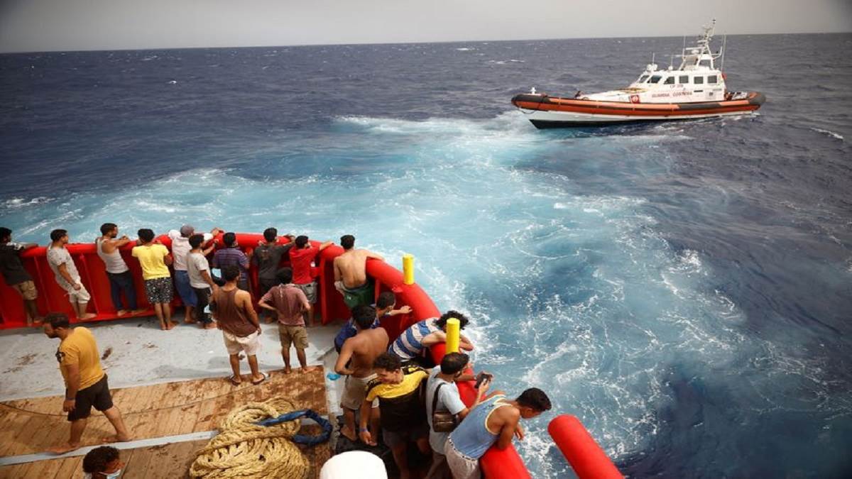 italy boat capsizes in lampedusa island two migrants killed and 57 were saved
