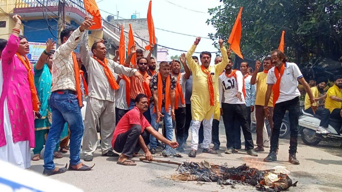 shiv sena hindustan protests against lg administration and burns effigy