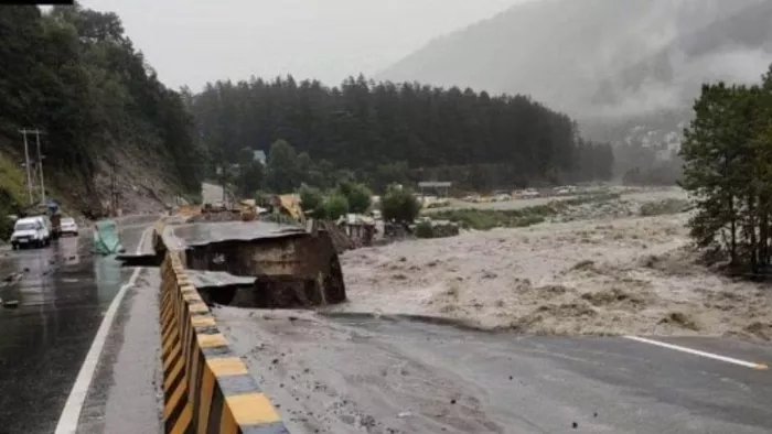 कुल्लू से मनाली तक सड़क की स्थिति सुधारने में लगा NHAI (जागरण फाइल फोटो)