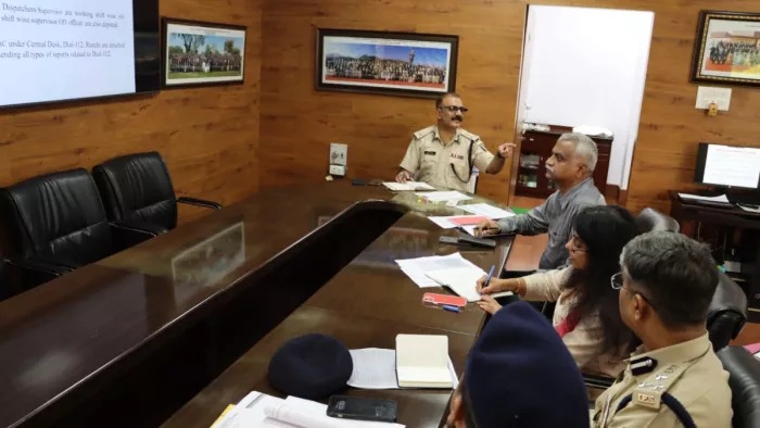 पुलिस मुख्यालय में निर्देश देते हुए डीजीपी अनुराग गुप्ता