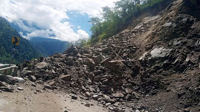 पहाड़ी क्षेत्र में भूस्खलन से प्रभावित सड़क (जागरण फाइल फोटो)