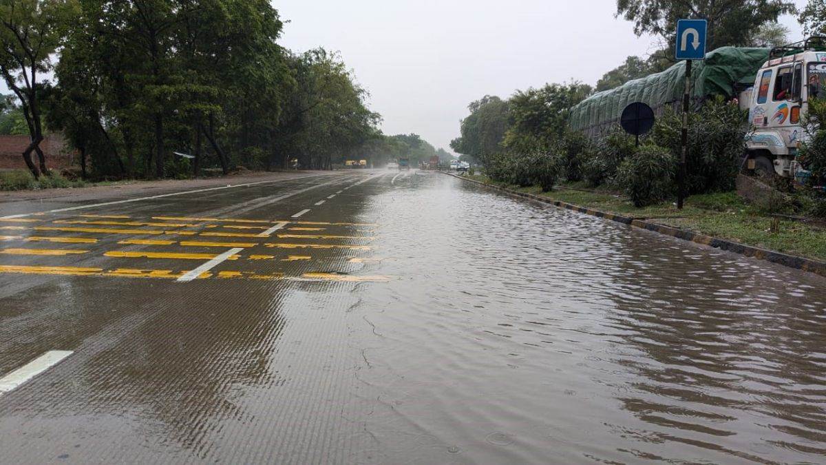 waterlogging on lucknow ayodhya highway despite spending lakhs sound of splashing come as vehicle passes