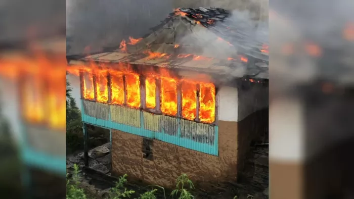 Himachal Fire: हिमाचल के कुल्लू के निरमंड खंड में एक मकान में आग लग गई है (जागरण फोटो)