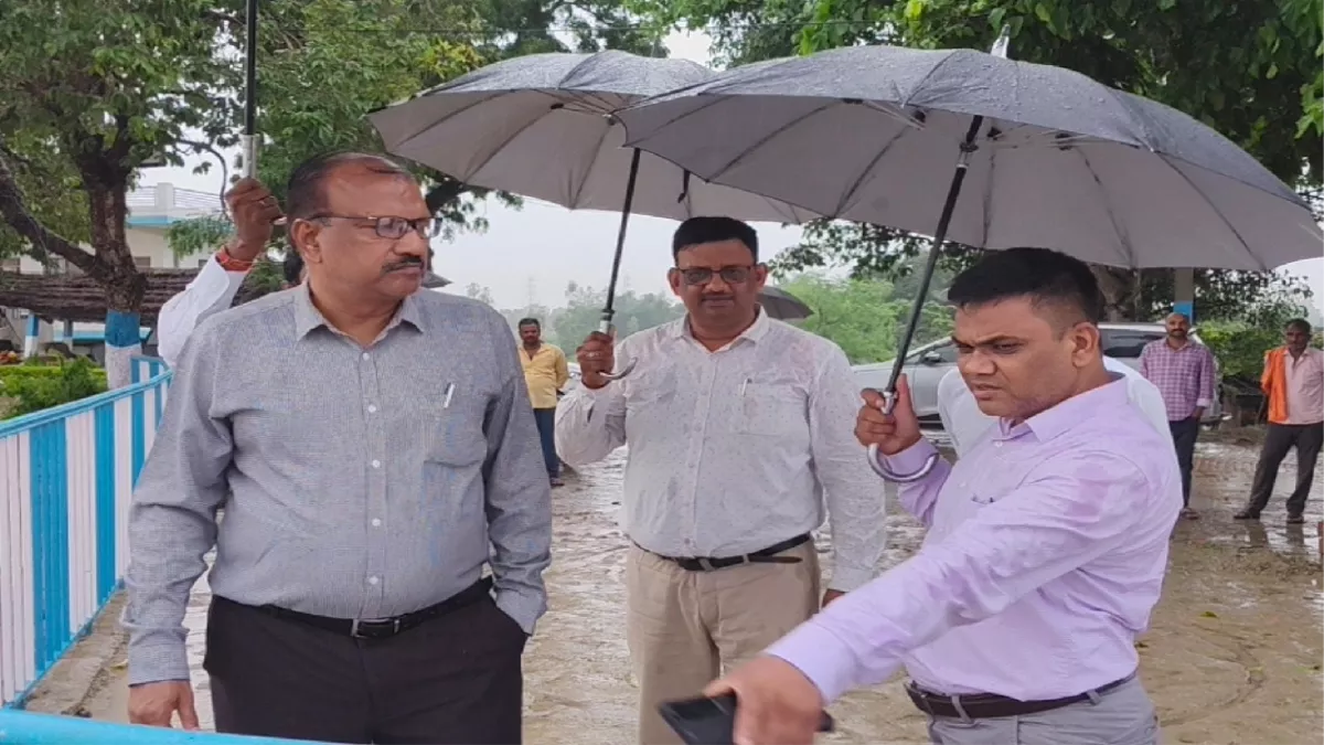 Basti Flood Alert: लाल निशान को पार कर प्रवाहित हो रही सरयू, बढ़ रही दुश्वारियां