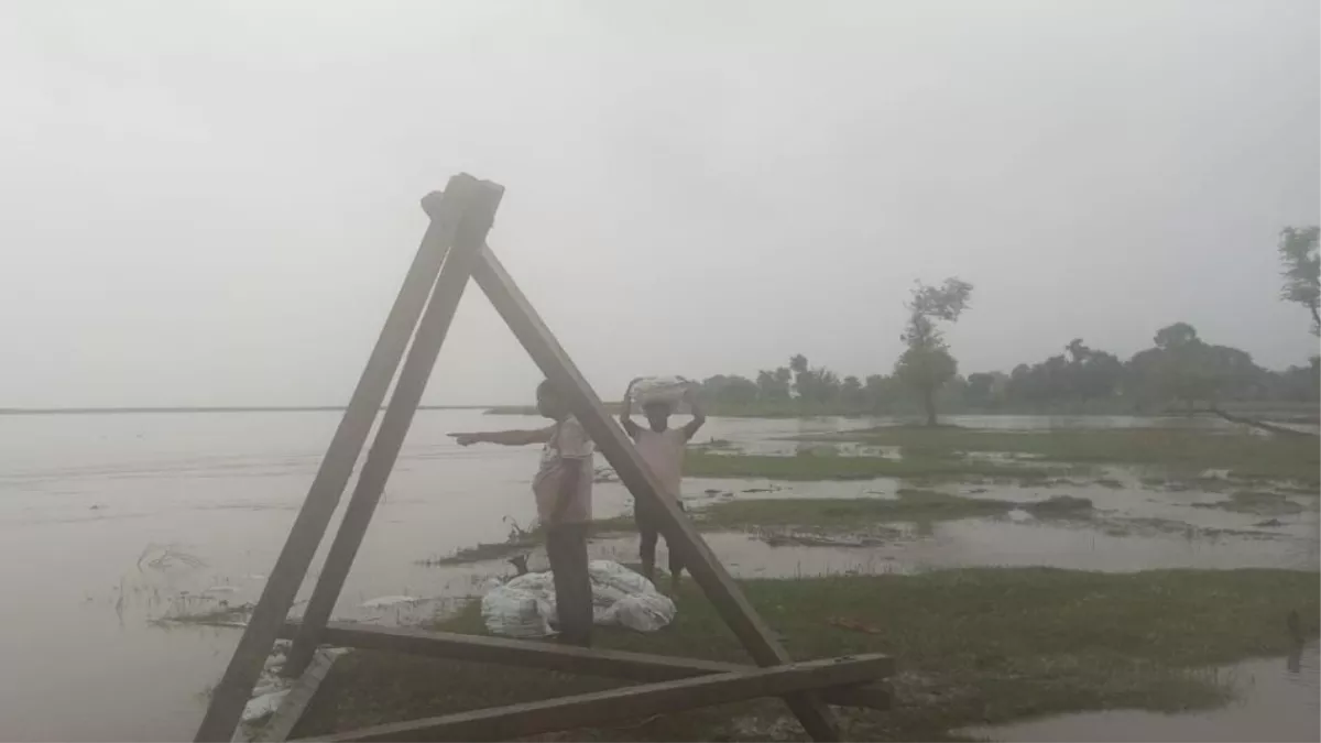 Badaun Flood Alert: किनारे के गांवों पर मंडरा रहा बाढ़ का संकट, खतरे के निशान से ऊपर बह रहीं गंगा नदी