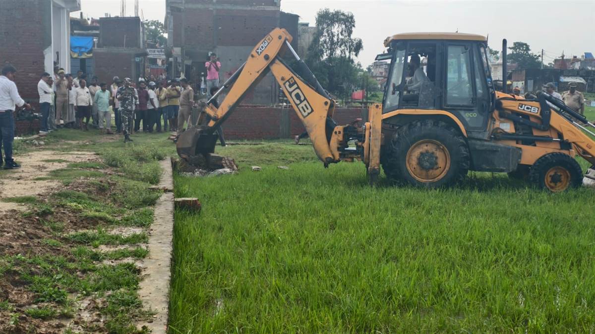 sidharthanagar news illegal plotting demolished in shohratgarh