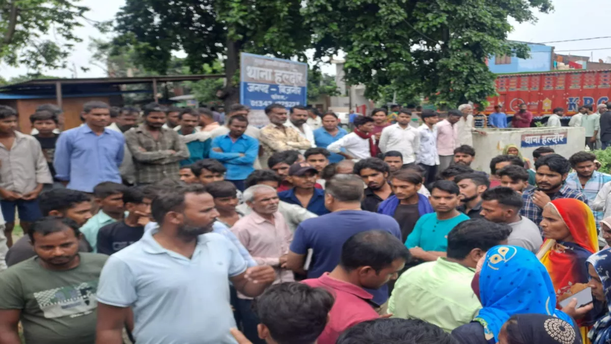 प्रतियोगी परीक्षा की तैयारी कर रहे युवक का शव फंदे पर लटका मिला, पर‍िजनों ने हत्या का आरोप लगा थाने में किया हंगामा
