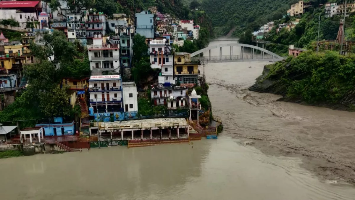 Uttarakhand Rains: देवप्रयाग में अतिवृष्टि से बढ़ा गंगा का जलस्तर, ऋषिकेश-बदरीनाथ राजमार्ग 12 घंटे रहा बाधित