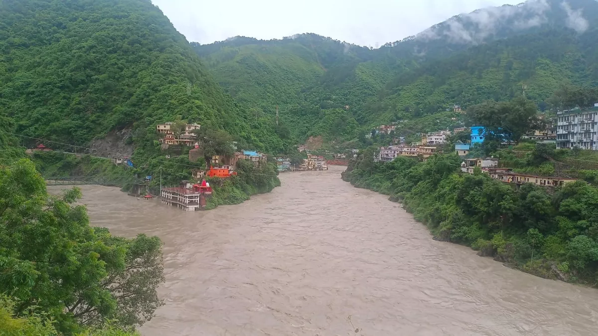 उत्‍तराखंड में बादलों का खौफ: अलकनंदा व मंदाकिनी खतरे के निशान से ऊपर, सुरक्षित स्थानों पर गए ग्रामीण