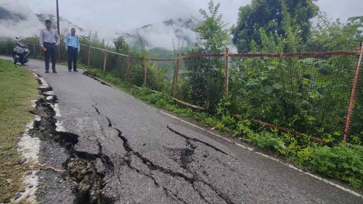 Uttarakhand Disaster: गढ़वाल विवि क्षेत्र में भू-धंसाव से बढ़ा खतरा, सड़क पर आईं बड़ी दरारें; लोगों की बढ़ी चिंता