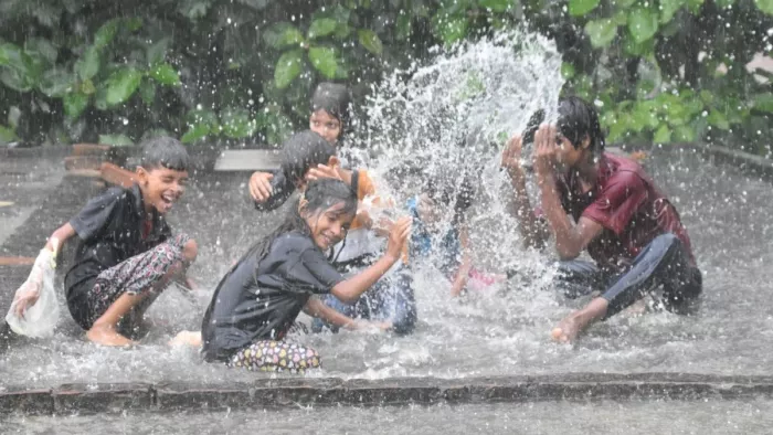 UP Rain Update: गोरखपुर में पहाड़ों सा हुआ मौसम, 15 अगस्त तक चलेगा ...