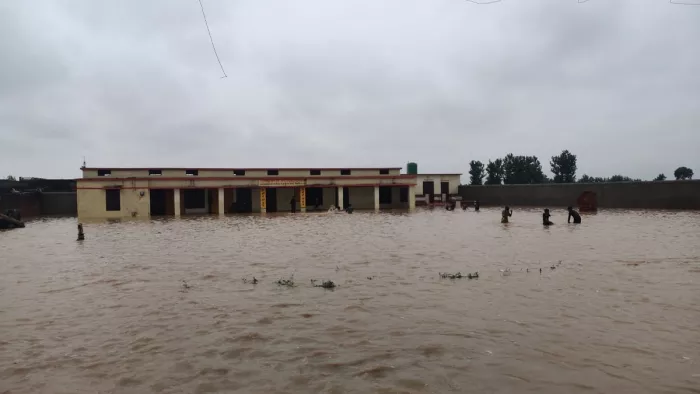 बिजनौर में खतरे के निशान के ऊपर गंगा।