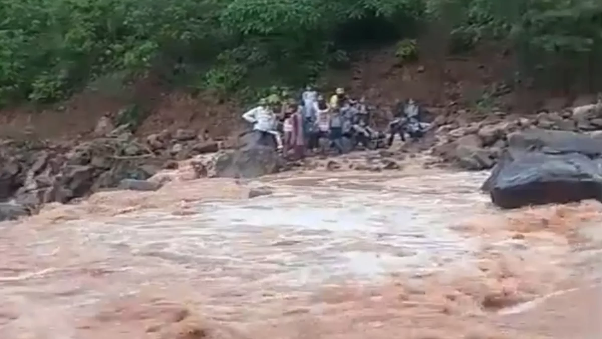 जम्मू-कश्मीर के जिला कठुआ में टक्की नाले की बाढ़ में फंसे स्कूली बच्चे, 4 घंटे बाद जलस्तर कम होने पर सुरक्षित निकाला