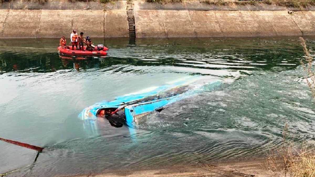https://www.jagranimages.com/images/newimg/06082025/06_08_2025-bus_fell_in_pond_24005276.jpg