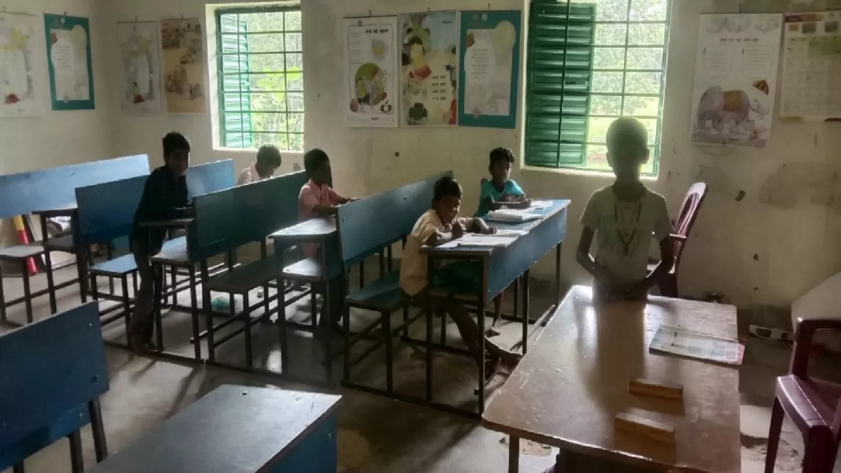 Chatara News: कमाल का विद्यालय, शिक्षक दो बच्चे छह, आप भी देखिए