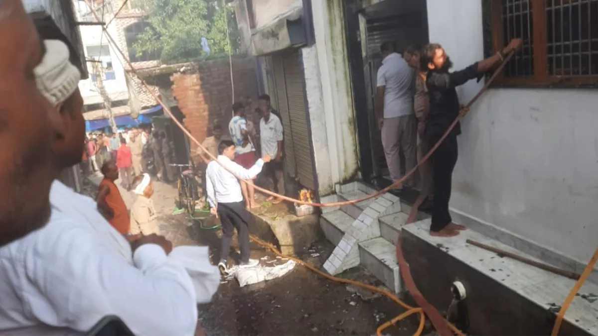 चित्रकूट में हादसा, रिहायशी इलाके में चल रही थी अवैध फैक्ट्री, आग लगने से चार झुलसे