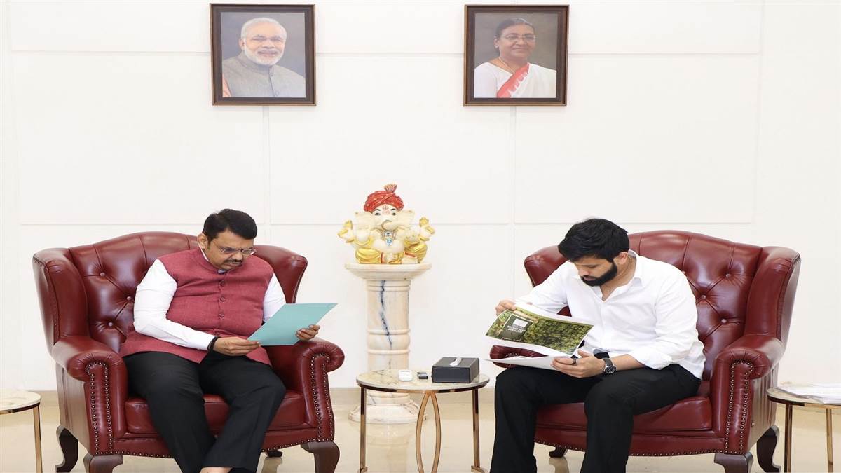 https://www.jagranimages.com/images/newimg/06082025/06_08_2025-fadnavis_24005847.jpg