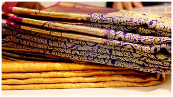 कैसे स्टोर करें हैंडलूम की साड़ियां (Image Credit- Pexels)