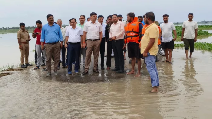हस्तिनापुर चांदपुर मार्ग पर कटान होने पर जायजा लेने पहुंचे एडीएम वित्त एवं राजस्व, एसडीएम व सिंचाई विभाग के अधिकारी