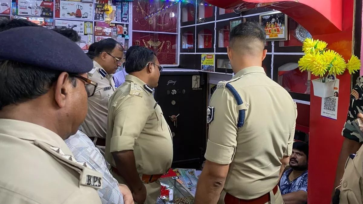 गोपालगंज में आभूषण दुकान से हथियार के बल पर 10 लाख की लूट, बदमाशों ने की फायरिंग