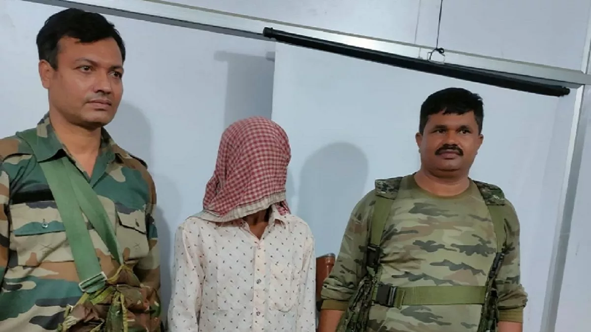 Jharkhand News: माओवादियों के खिलाफ सुरक्षाबलों का एक्शन, AK-47 की 83 गोलियों के साथ एक गिरफ्तार