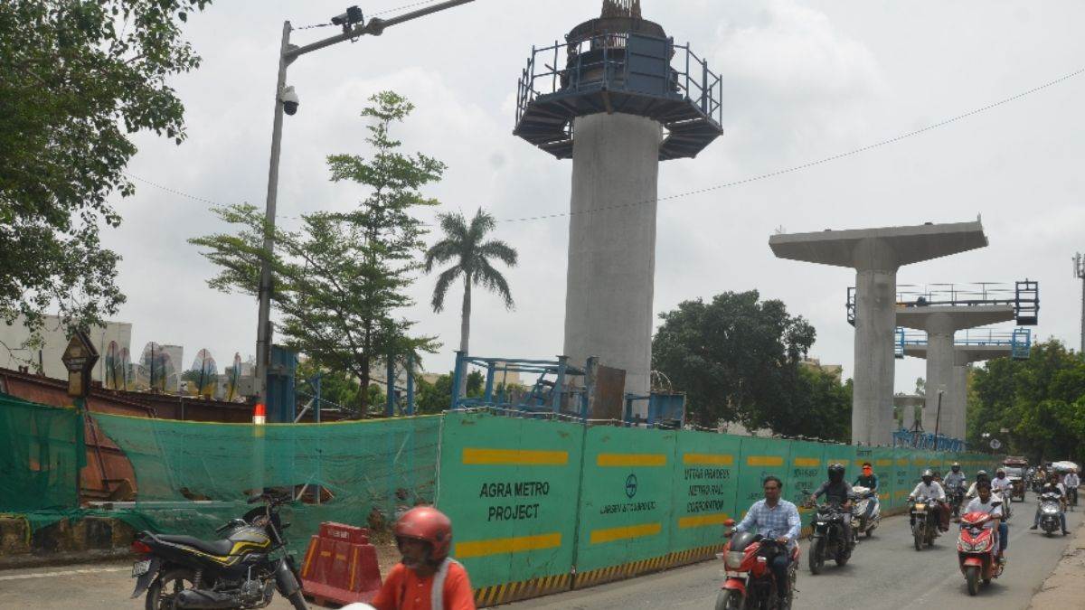 https://www.jagranimages.com/images/newimg/06082025/06_08_2025-mg_road_metro_pilar_24005270.jpg