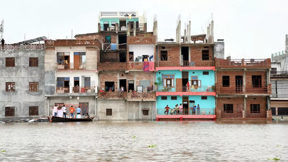 Prayagraj Flood: बाढ़ से छुटकारा मिला तो गंदगी ने जकड़ा, बीमारियों की दहशत बढ़ा रही धड़कनें