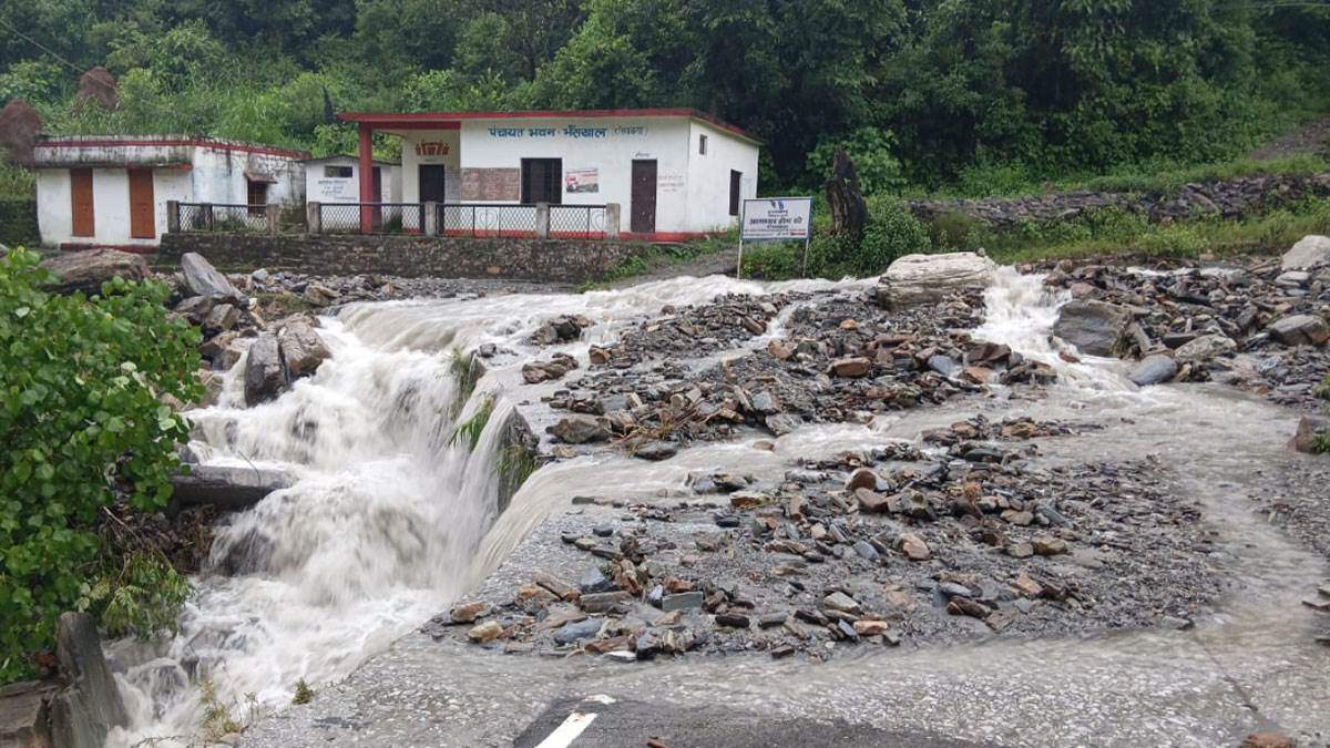 https://www.jagranimages.com/images/newimg/06082025/06_08_2025-rain-landslide_24005162.jpg