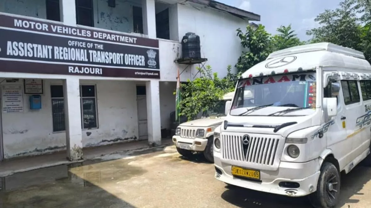 राजौरी प्रशासन की त्वरित कार्रवाई, इंटरनेट मीडिया पर यातायात नियमों के उल्लंघन की शिकायत के बाद वाहन जब्त
