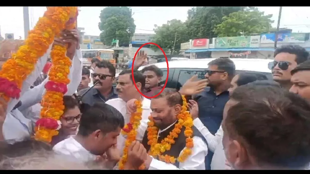 Swami Prasad Maurya : रायबरेली में स्वागत के दौरान स्वामी प्रसाद मौर्य पर हमला, एक युवक ने माला पहनाने के बाद मारा थप्पड़