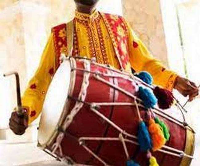 श्री गुरु ग्रंथ साहिब जी के पावन स्वरूप के आगे ढोल बजाना धर्म के विपरीत,  गुरुद्वारा कमेटियों ने दी चेतावनी - Gurudwara Committees warn against band  performance in ...